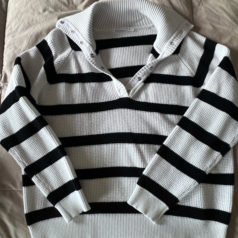 Striped Collared Knit Sweater - White & Black